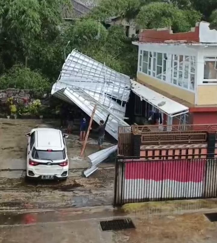 Salah satu rumah di Desa Darma yang porak poranda akibat diterjang angin kencang. (Foto: dok. desadarma/now)