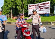 Polisi Kuningan Bagikan Helm Gratis Hingga Buka Pos Layanan Kesehatan Cuma – cuma