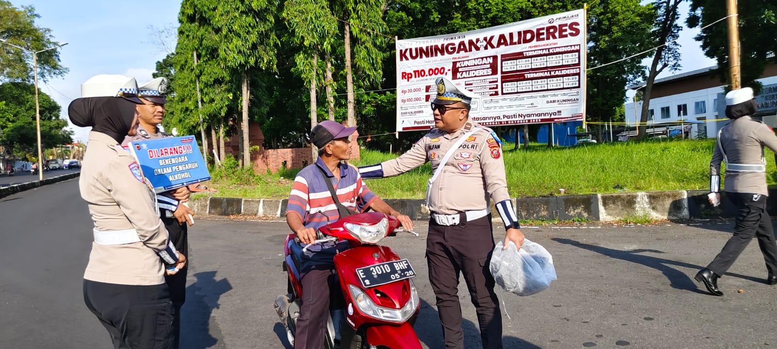 Polisi Kuningan Bagikan Helm Gratis Hingga Buka Pos Layanan Kesehatan Cuma – cuma