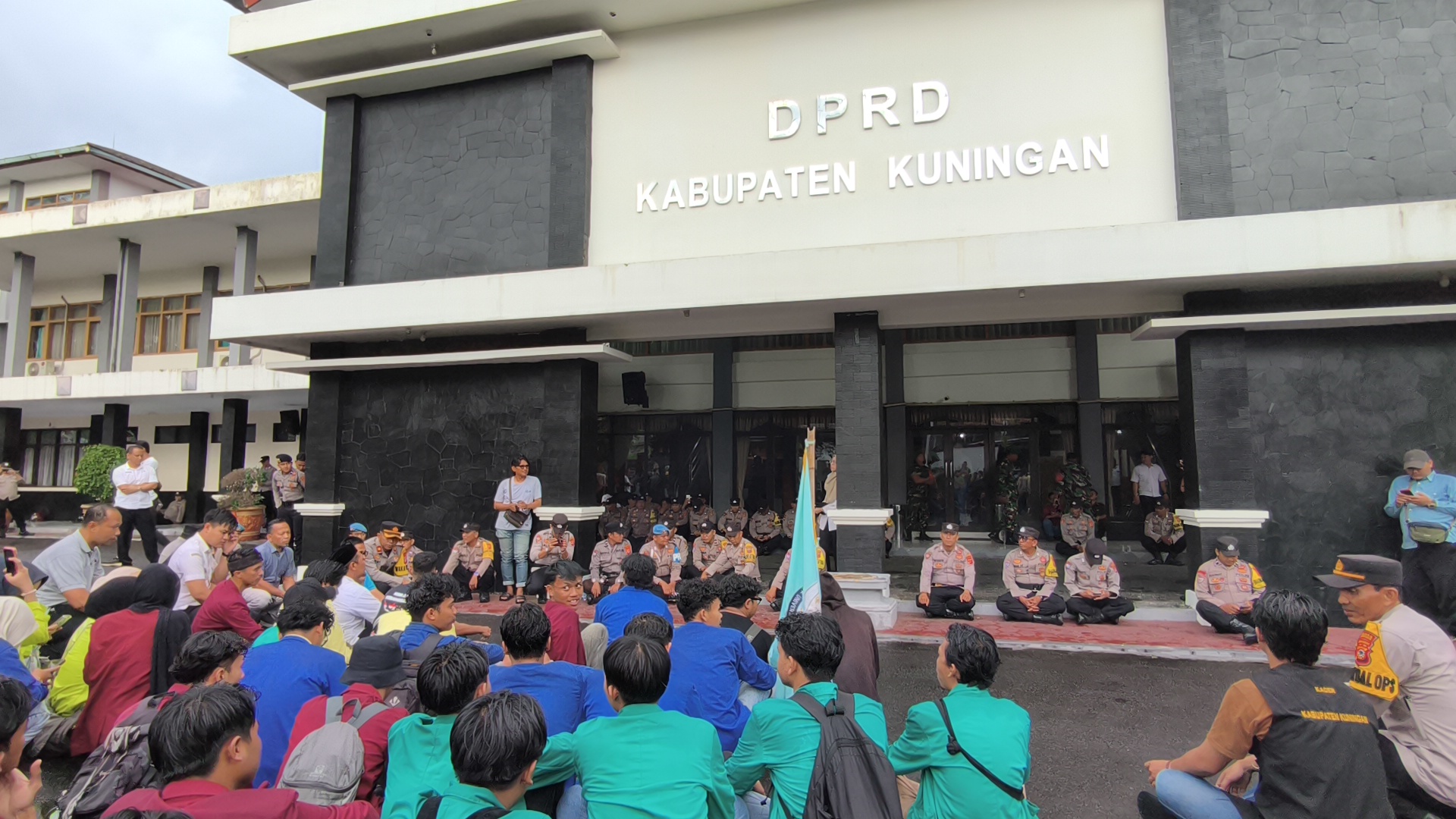 Foto – Foto Aksi Mahasiswa Tolak RUU KUHAP di Kantor DPRD Kuningan