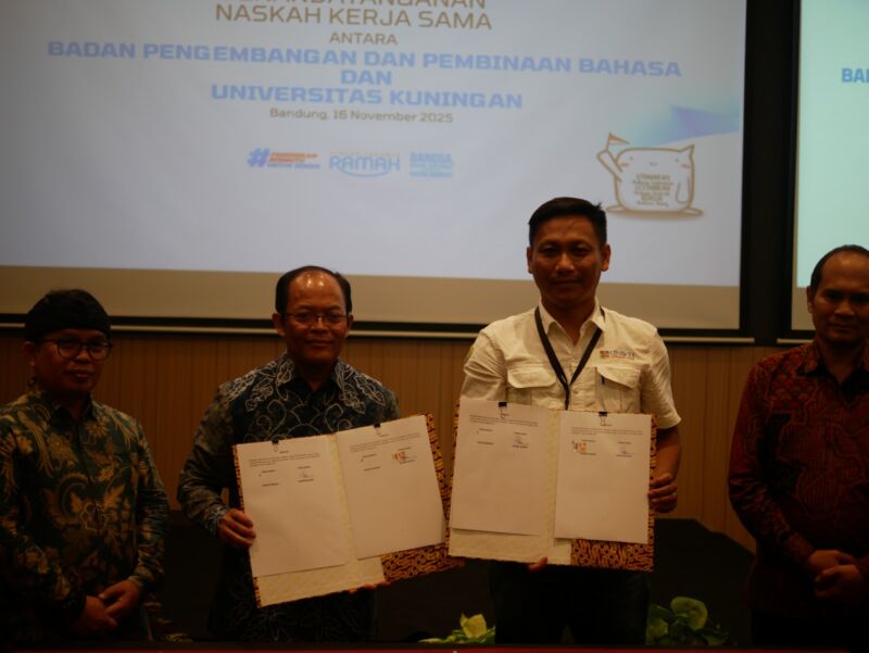 Penandatanganan Perjanjian Kerja Sama (PKS) antara Universitas Kuningan (Uniku) dengan Badan Pengembangan dan Pembinaan Bahasa (Badan Bahasa). (Foto: dok. uniku/now)